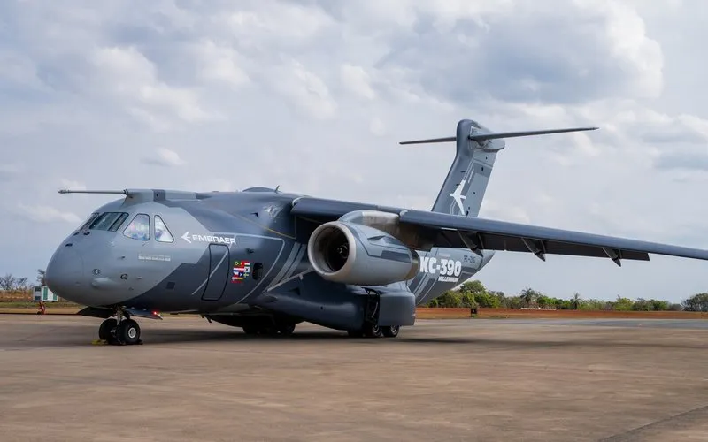 KC-390 da Embraer com nova pintura estará no Dubai Airshow 2025