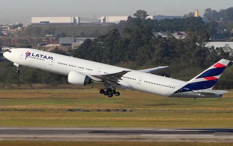 Latam avalia 777-9 e A350-1000 para substituir o 777-300ER