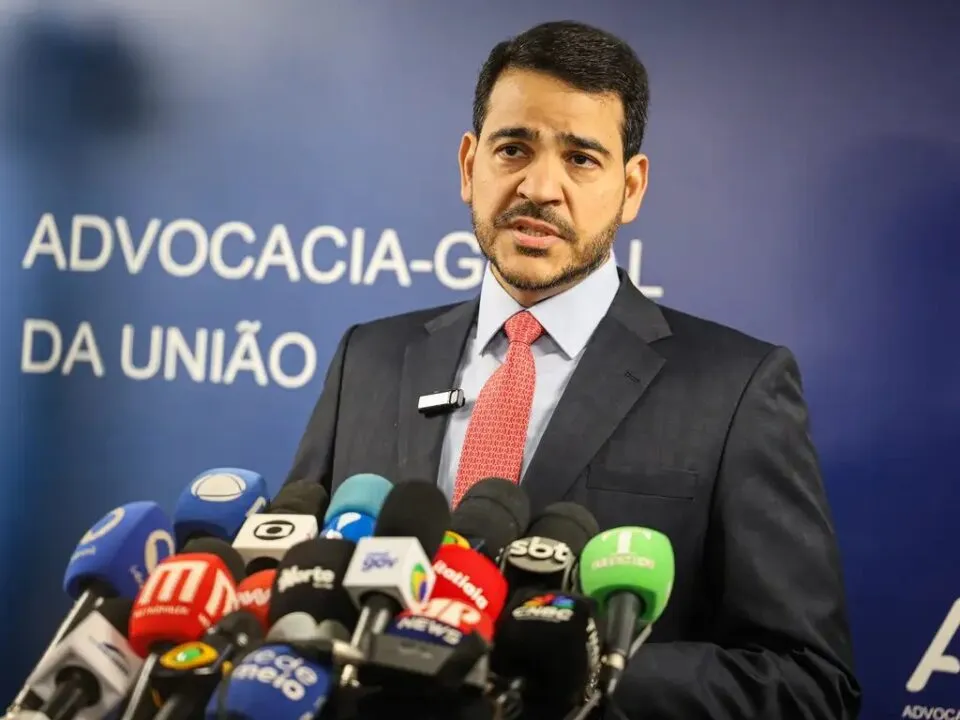 Lula indica Jorge Messias para a vaga de Barroso no STF