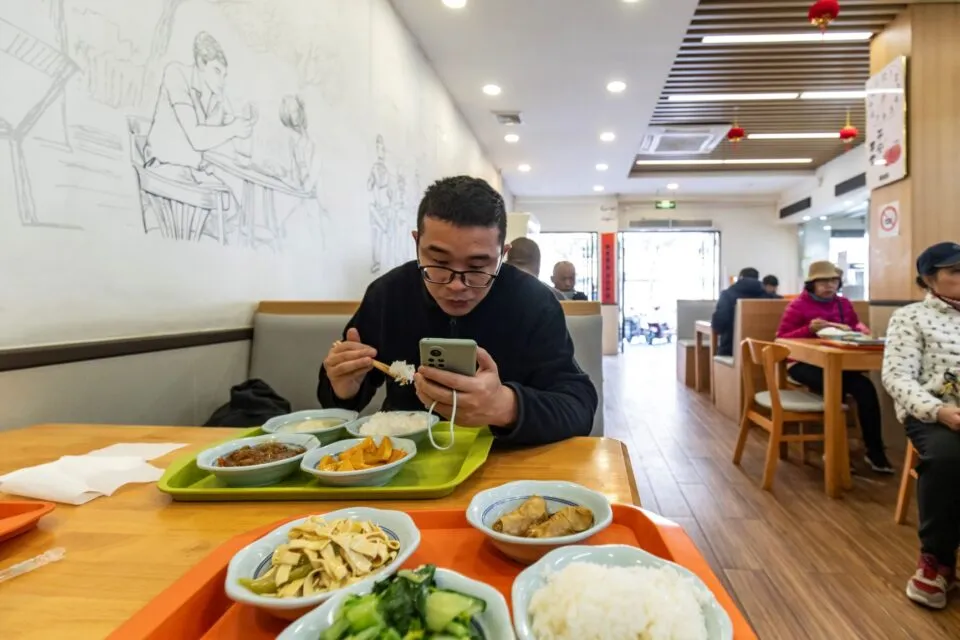 Na China, vendas do “Dia dos Solteiros” crescem, mas consumo segue fraco