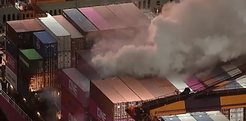 Navio pega fogo no Porto de Los Angeles, o mais movimentado da América do Norte