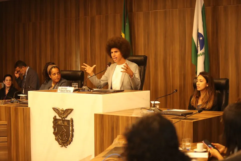 O que pode acontecer com o deputado Renato Freitas, que se envolveu em briga na rua