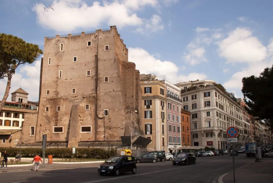 Parte da torre medieval Torre dei Conti desaba em Roma e deixa três feridos