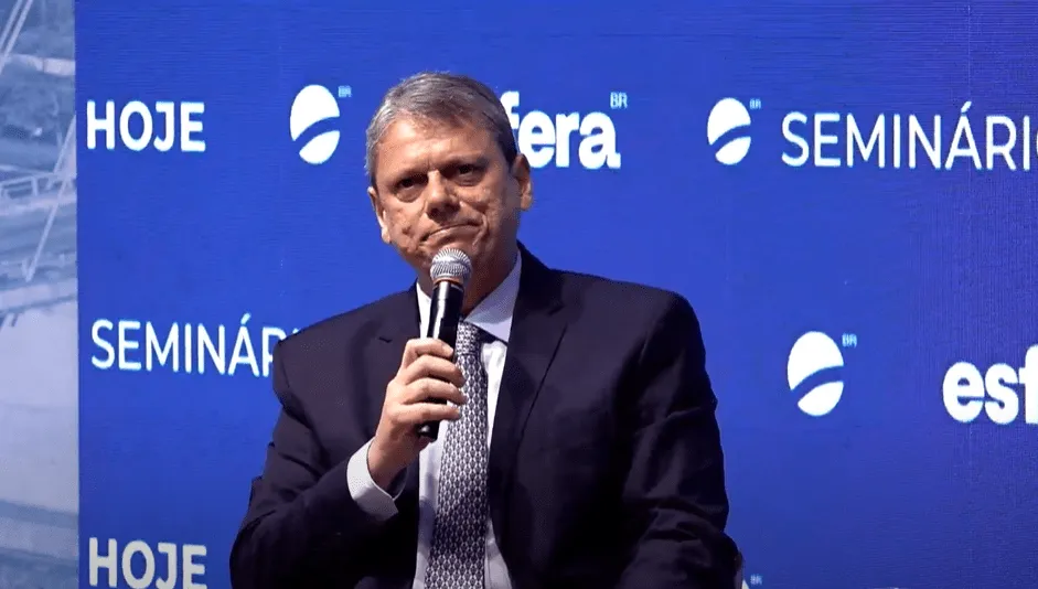 Tarcísio tem base diversa e tem simpatia de eleitores de Lula, diz jornal