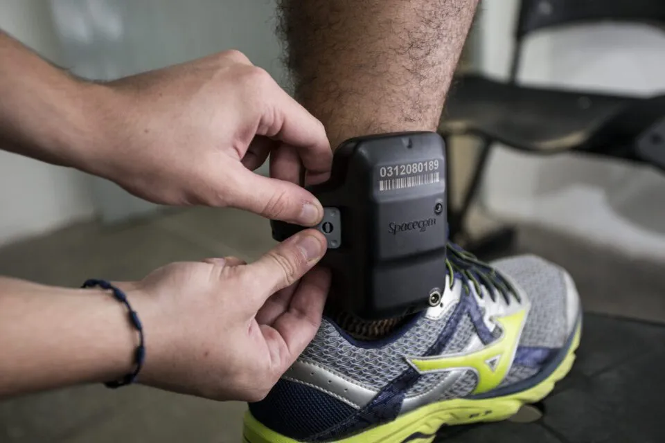 como funciona uma tornozeleira eletrônica e os tipos de alerta emitidos