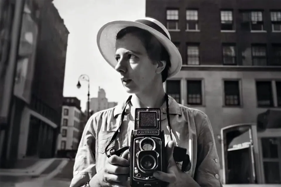 A babá que fotografou o século e morreu anônima: por que Vivian Maier importa agora