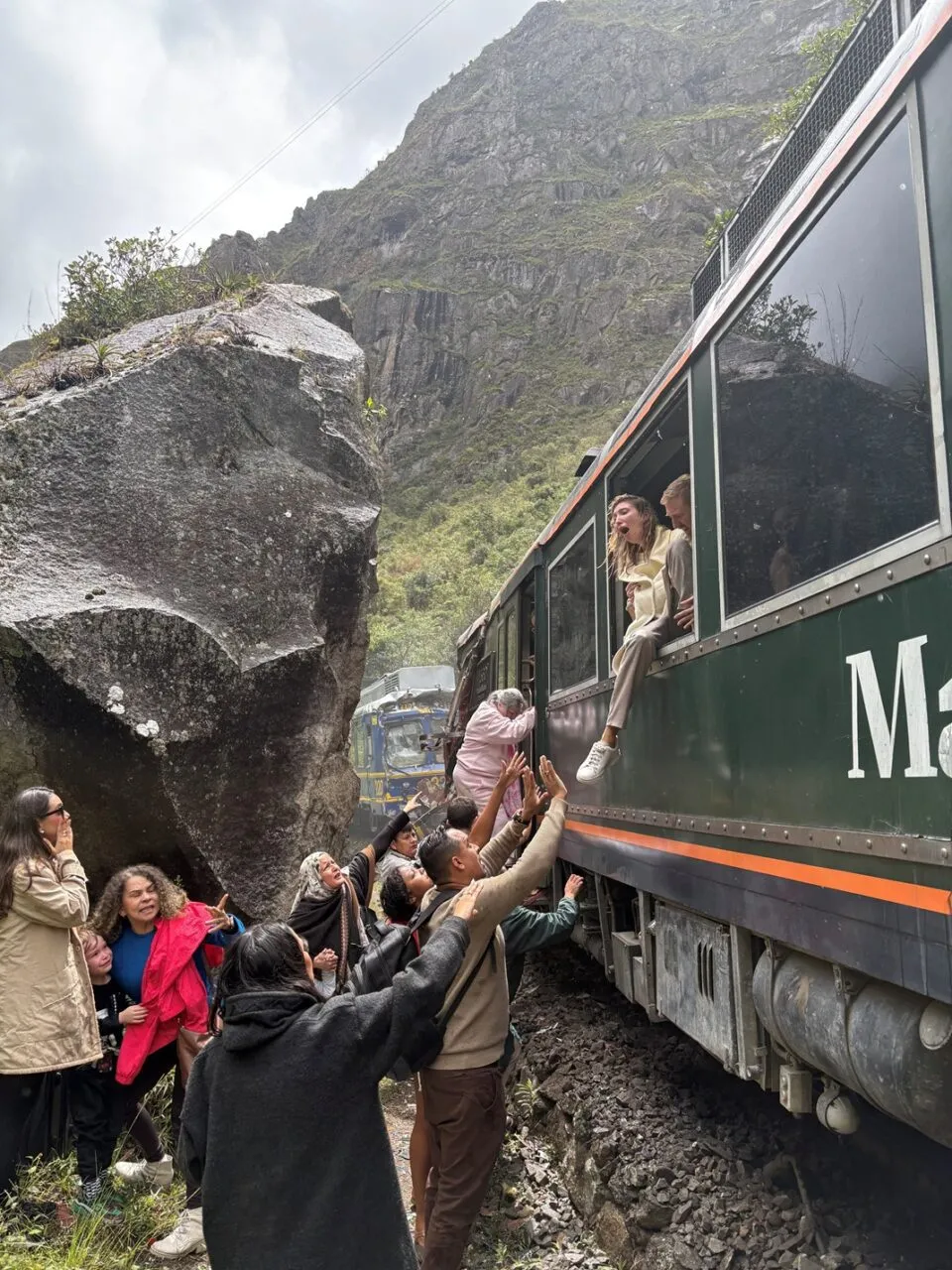 Acidente frontal de trens perto de Machu Picchu mata maquinista e fere dezenas