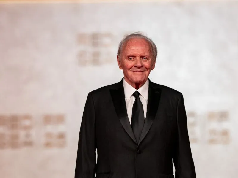 Anthony Hopkins celebra 50 anos sóbrio e relembra apagão alcoólico dirigindo: “Quase morri”