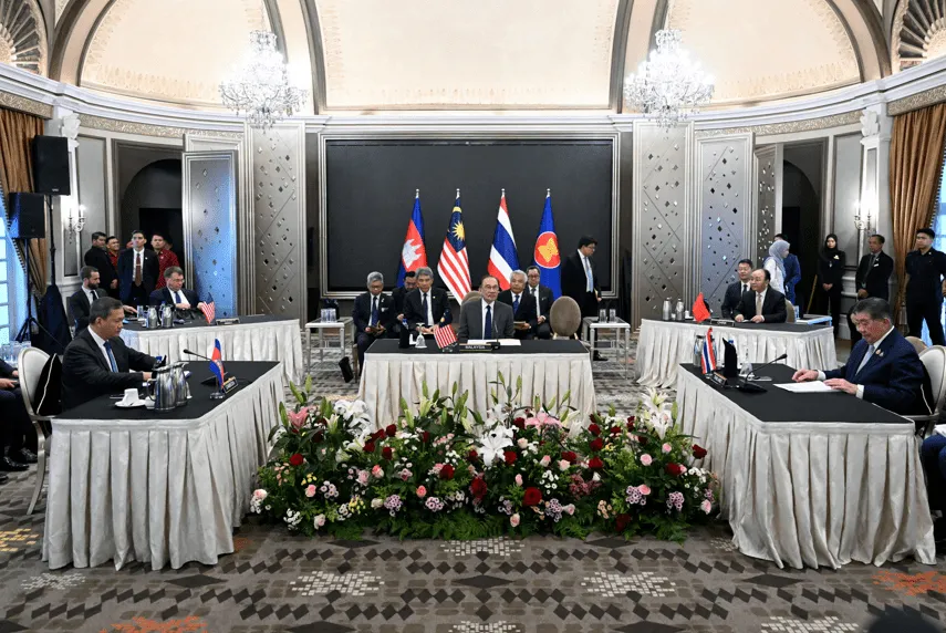 Após Trump declarar cessar-fogo, Tailândia diz que continua luta contra Camboja