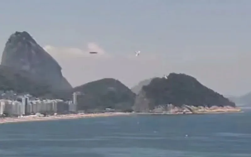 Avião de publicidade cai no mar de Copacabana
