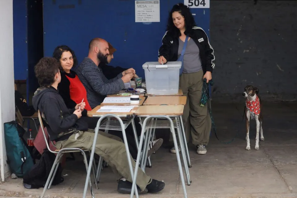 Chilenos vão às urnas em eleição presidencial que pode levar país à direita