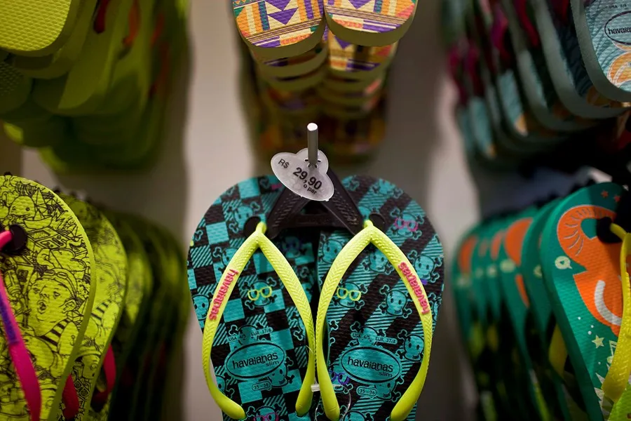Com “pé direito” hoje na Bolsa, dona da marca Havaianas recupera perdas após boicote