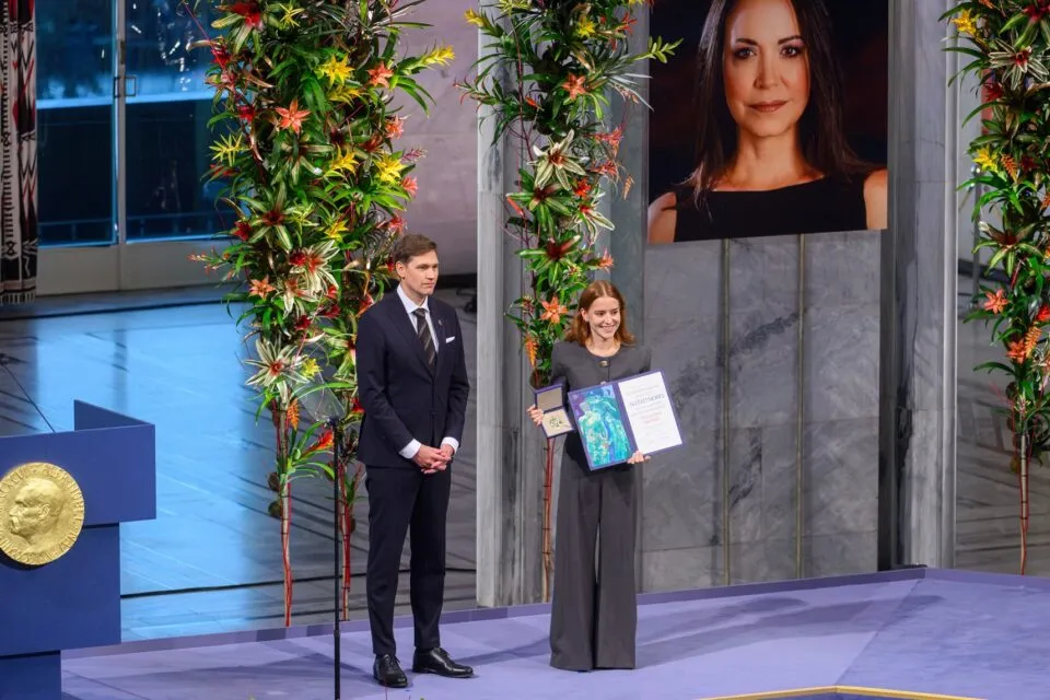 Filha recebe Nobel da Paz em nome de Maria Corina Machado após fuga da Venezuela