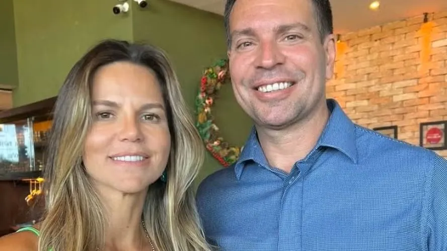 Foragido, Alexandre Ramagem vai dar curso online, anuncia mulher