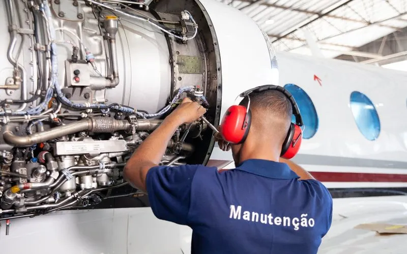 Governo lança 74 bolsas para mecânicos de manutenção aeronáutica