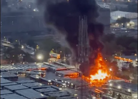 Incêndio atinge garagem de ônibus em São Paulo