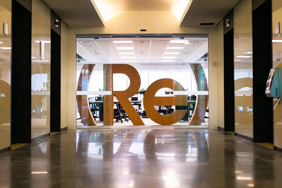 JPMorgan eleva para compra, elege como nova preferida do setor e IRBR3 salta 10%