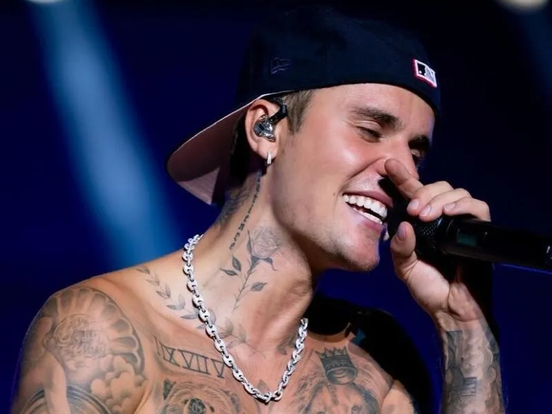 Justin Bieber aproveita mensagem de Natal para desabafar: “Não sou um produto”