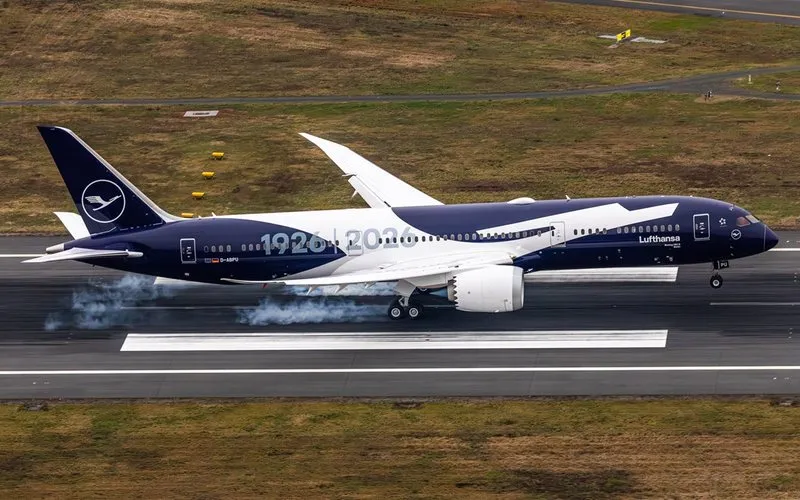 Lufthansa recebe Boeing 787 com pintura especial dos 100 anos