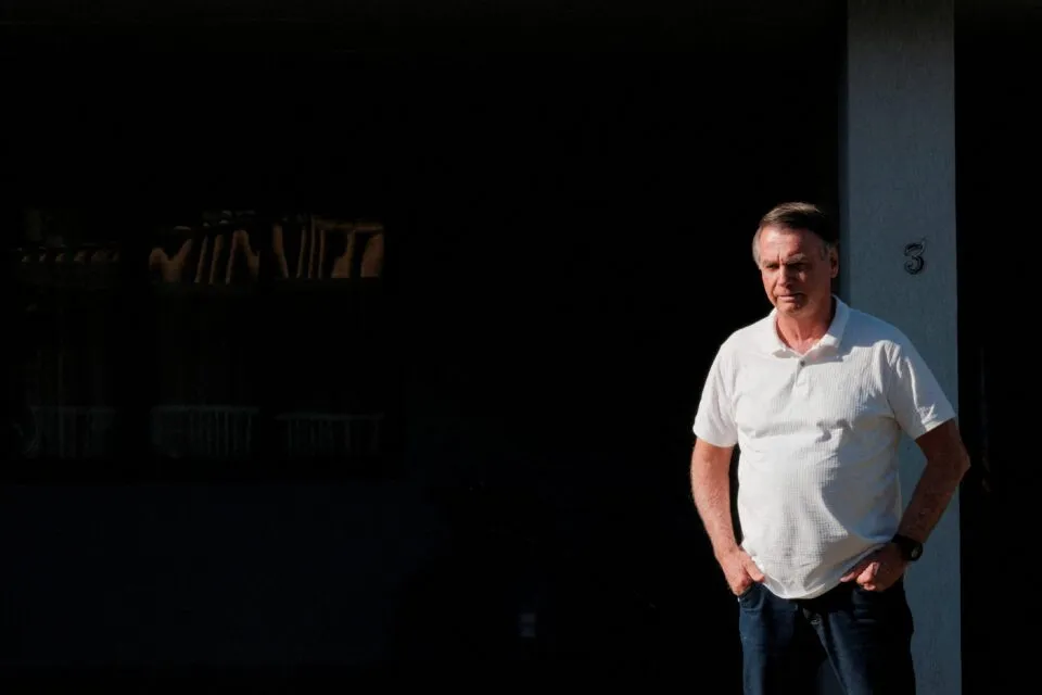 Médicos de Bolsonaro avaliam procedimento incomum para crise de soluço