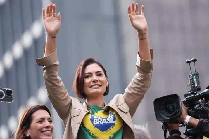 Michelle rebate filhos e expõe racha no apoio do PL a Ciro Gomes