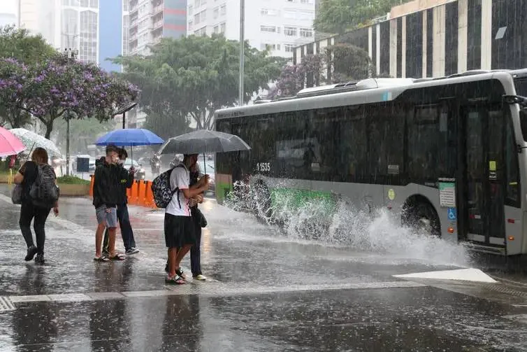 Motoristas de ônibus entram em greve e paralisam São Paulo