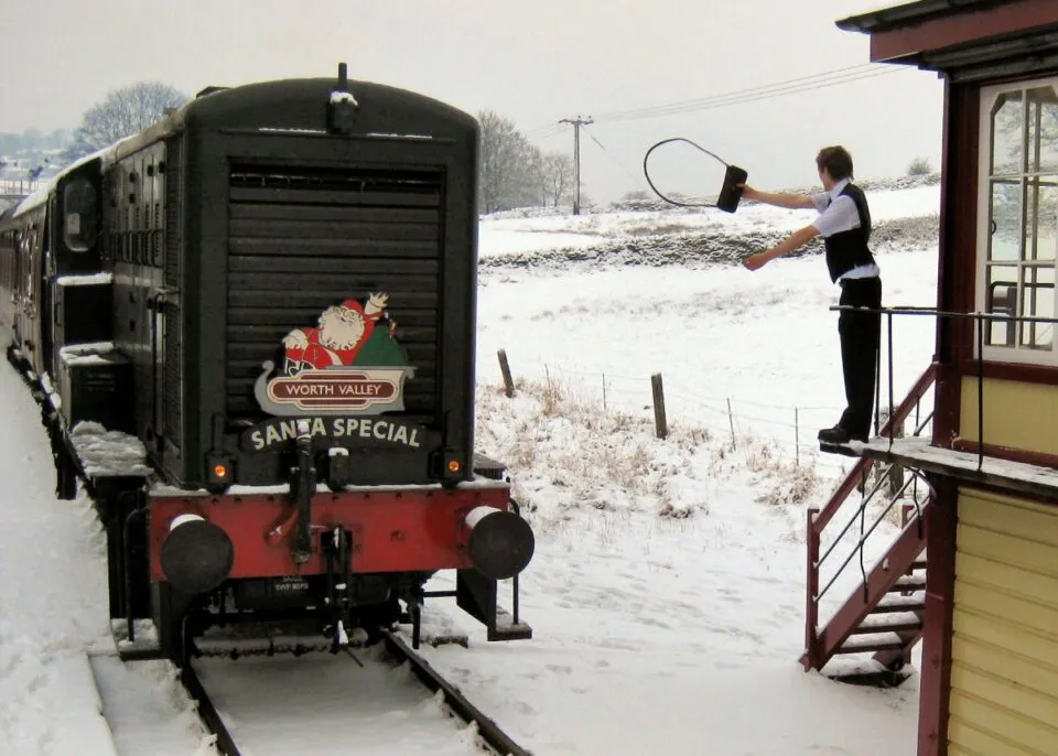 O trabalho perigoso de trocar fichas nas ferrovias para evitar colisões de trens em via única