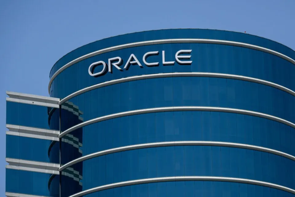 Oracle afunda em Wall Street após decepção com resultados e aumento de gasto em IA