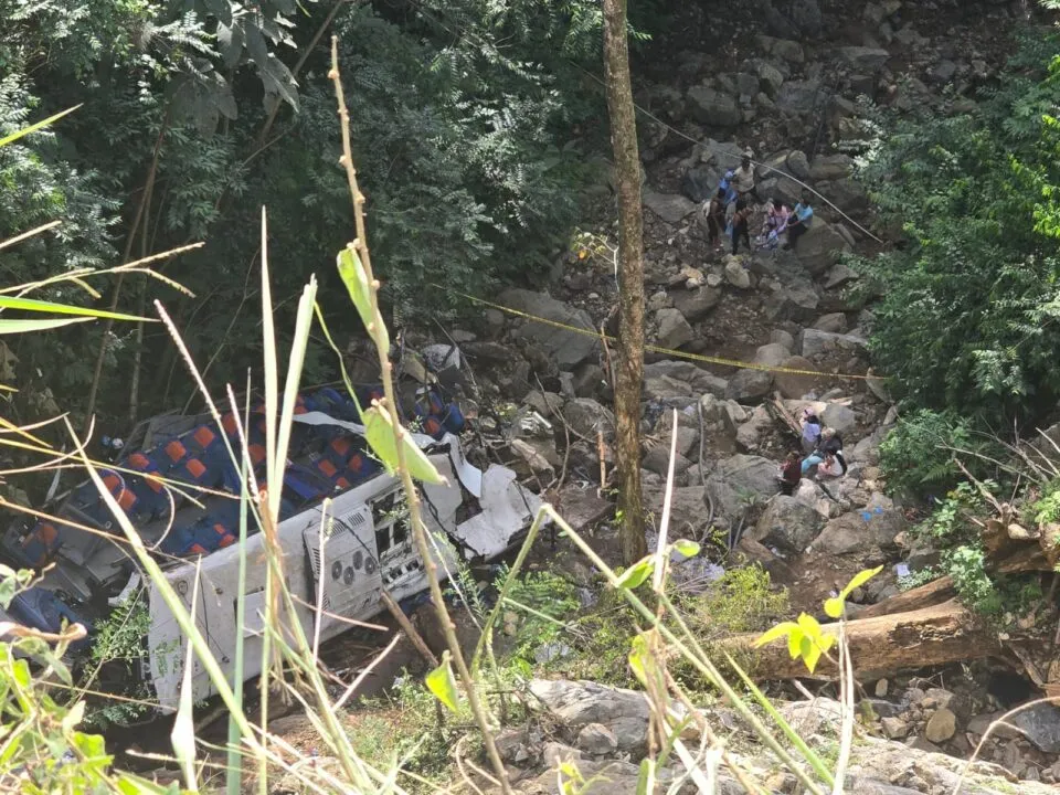 Pelo menos 10 pessoas morrem após acidente com ônibus escolar na Colômbia