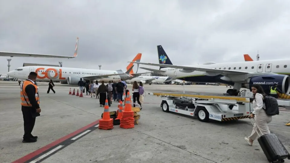 Pilotos e comissários da Gol e Azul votam até domingo (28) nova proposta de reajuste salarial; negativa pode resultar em greve no dia 1º