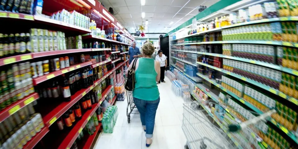 Preço da cesta básica de alimentos cai em 24 capitais, diz pesquisa