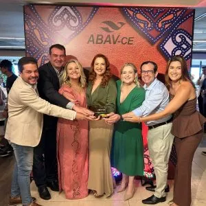 Presidente da ABEOC Brasil recebe Prêmio de Personalidade Nacional do Turismo em encontro da ABAV-CE – ABEOC