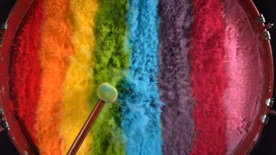 Ps coloridos vibrantes explodem de um tambor em cmera lenta