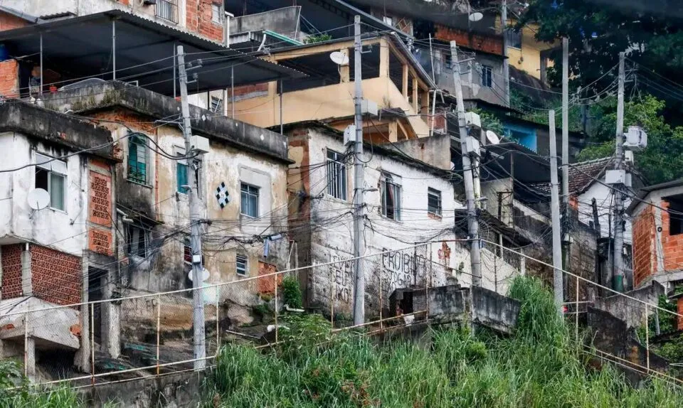 Quase 20% da população de favelas vivem em vias onde não passam carros