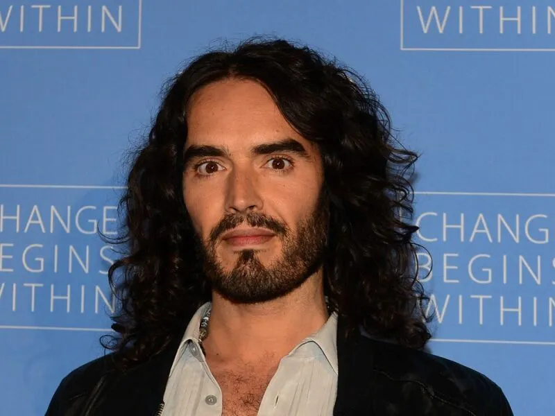 Russell Brand é alvo de novas acusações de estupro e agressão sexual no Reino Unido