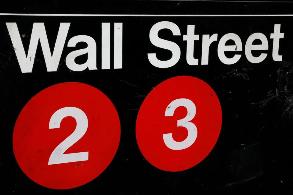 Wall Street fecha em alta e S&P 500 e Dow Jones batem recordes na véspera de Natal