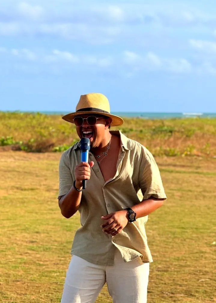 Cantor grava audiovisual na orla de Paripueira