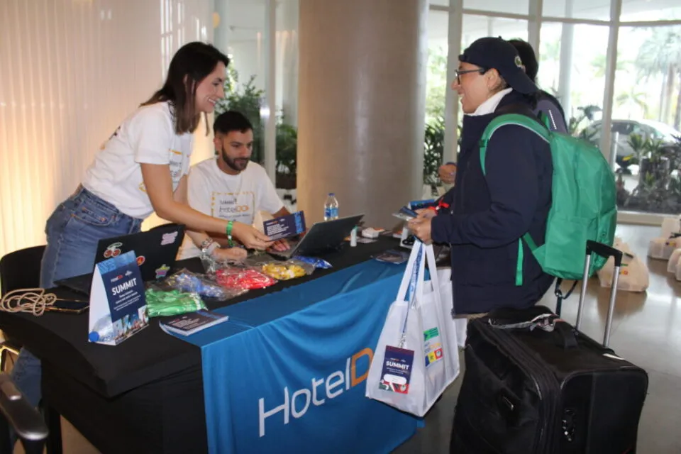 150 agentes da HotelDo chegam à Orlando para imersão técnica durante Summit 2026; confira a programação