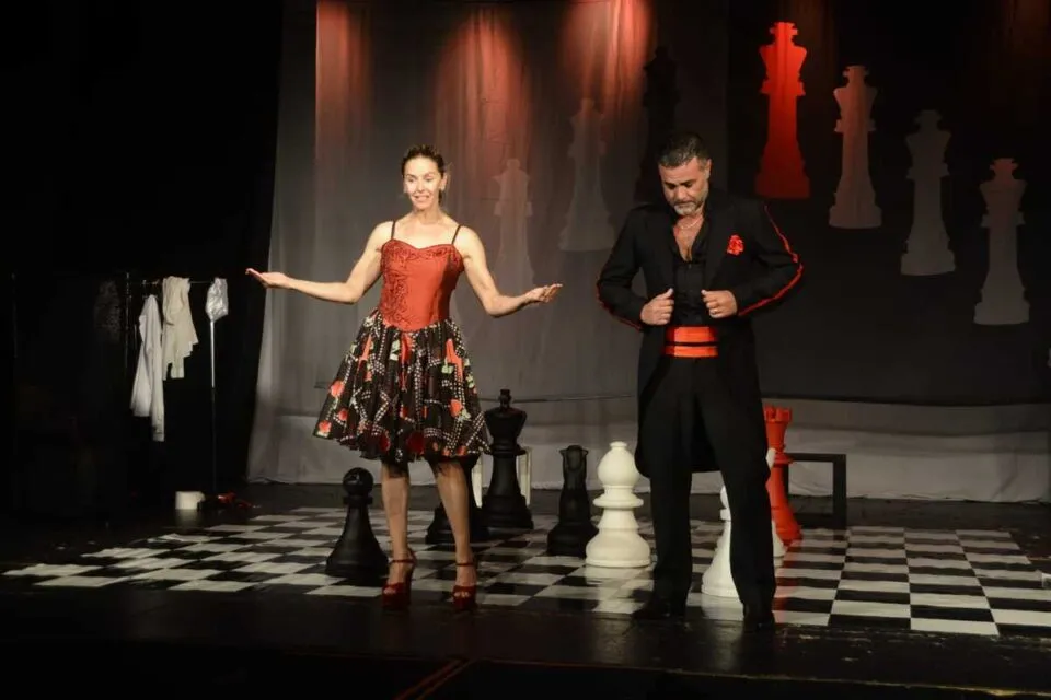 Bianca Rinaldi e Rodrigo Phavanello voltam a Salvador com o espetáculo “Casa, Comida e Alma Lavada”