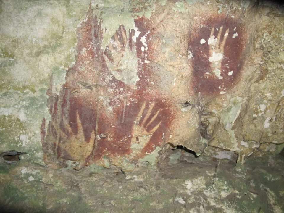 A arte rupestre mais antiga do mundo, descoberta na Indonsia, tem pelo menos 67.800 anos