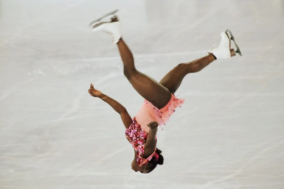 A histria do legado revolucionrio de Surya Bonaly, a patinadora artstica que dava mortais para trs