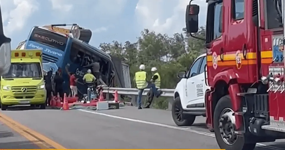 Acidente entre caminhão e ônibus deixa 11 mortos e ao menos 7 feridos no RS