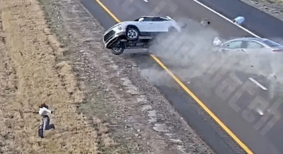 Americano imprudente para na rodovia e seu carro abalroado por motorista distrado