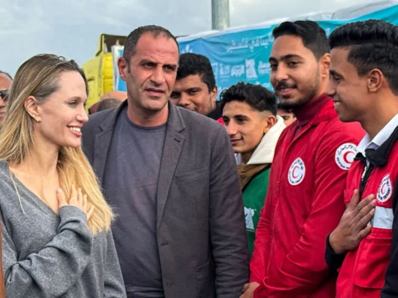 Angelina Jolie visita passagem de Rafah para expressar seu apoio à população de Gaza