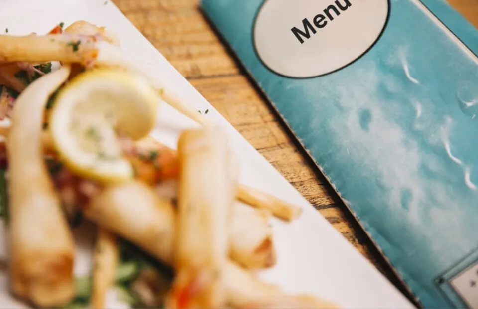 Até onde vai a liberdade de preços na praia? Discussão sobre práticas abusivas ganha dimensão nacional