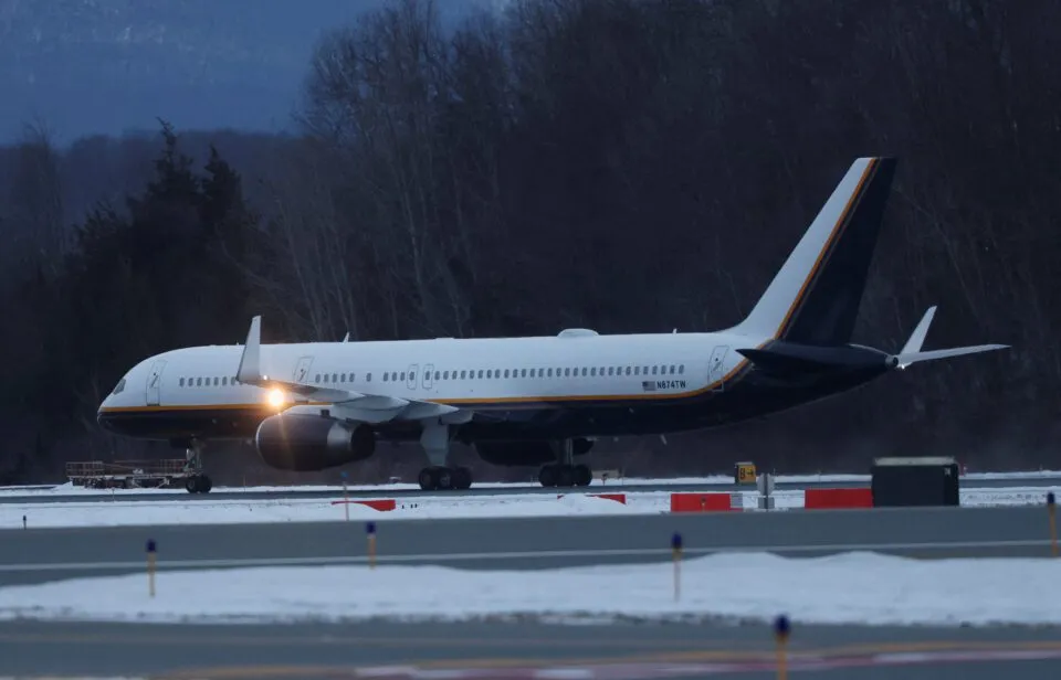 Avião com Maduro chega aos EUA após captura pelo governo Trump