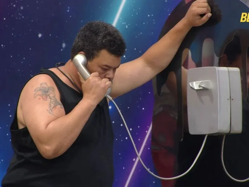 BBB 26: Babu Santana atende o 2º Big Fone da semana e recebe pulseira prateada