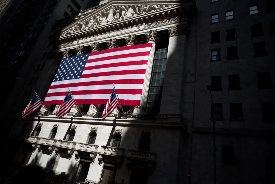 Bolsas de NY fecham sem direção única em meio a salto de fabricantes de chips