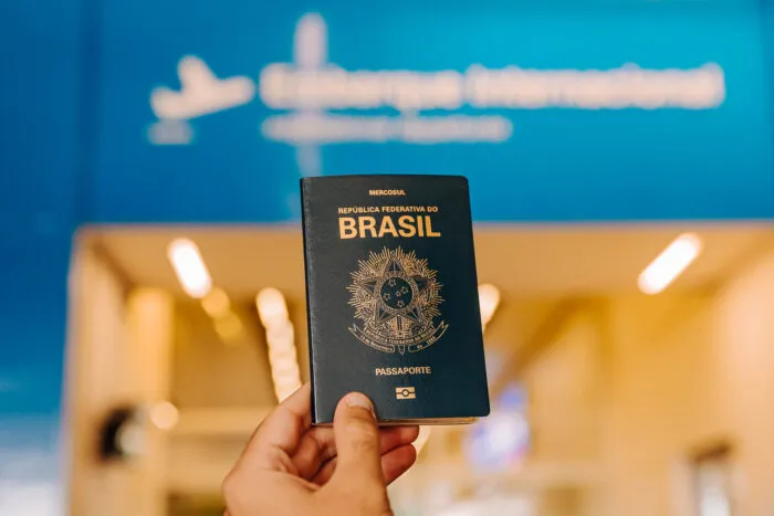 Brasil sobe no ranking dos passaportes mais poderosos do mundo em 2026; confira lista completa