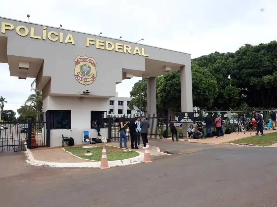 Carlos Bolsonaro diz que médicos foram chamados à prisão após piora na saúde do pai